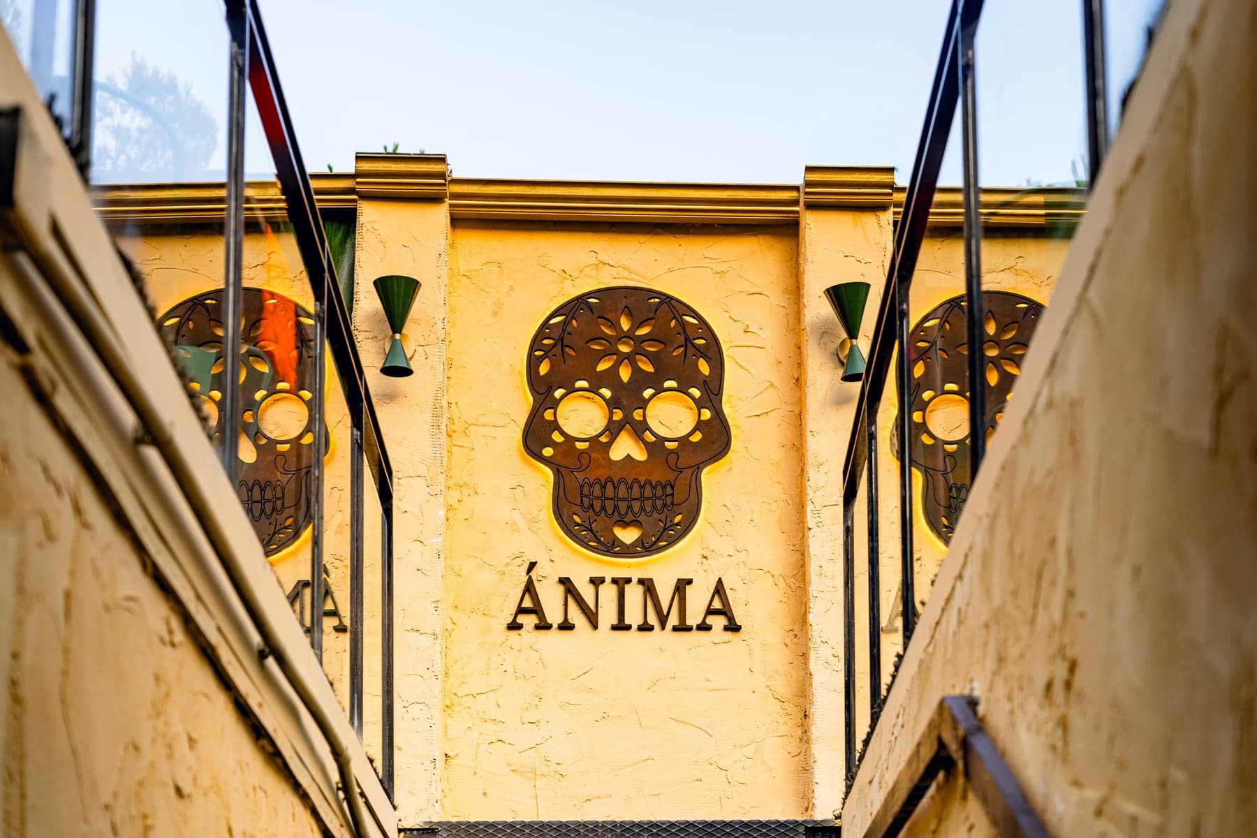 Fachada de Ánima con su calavera