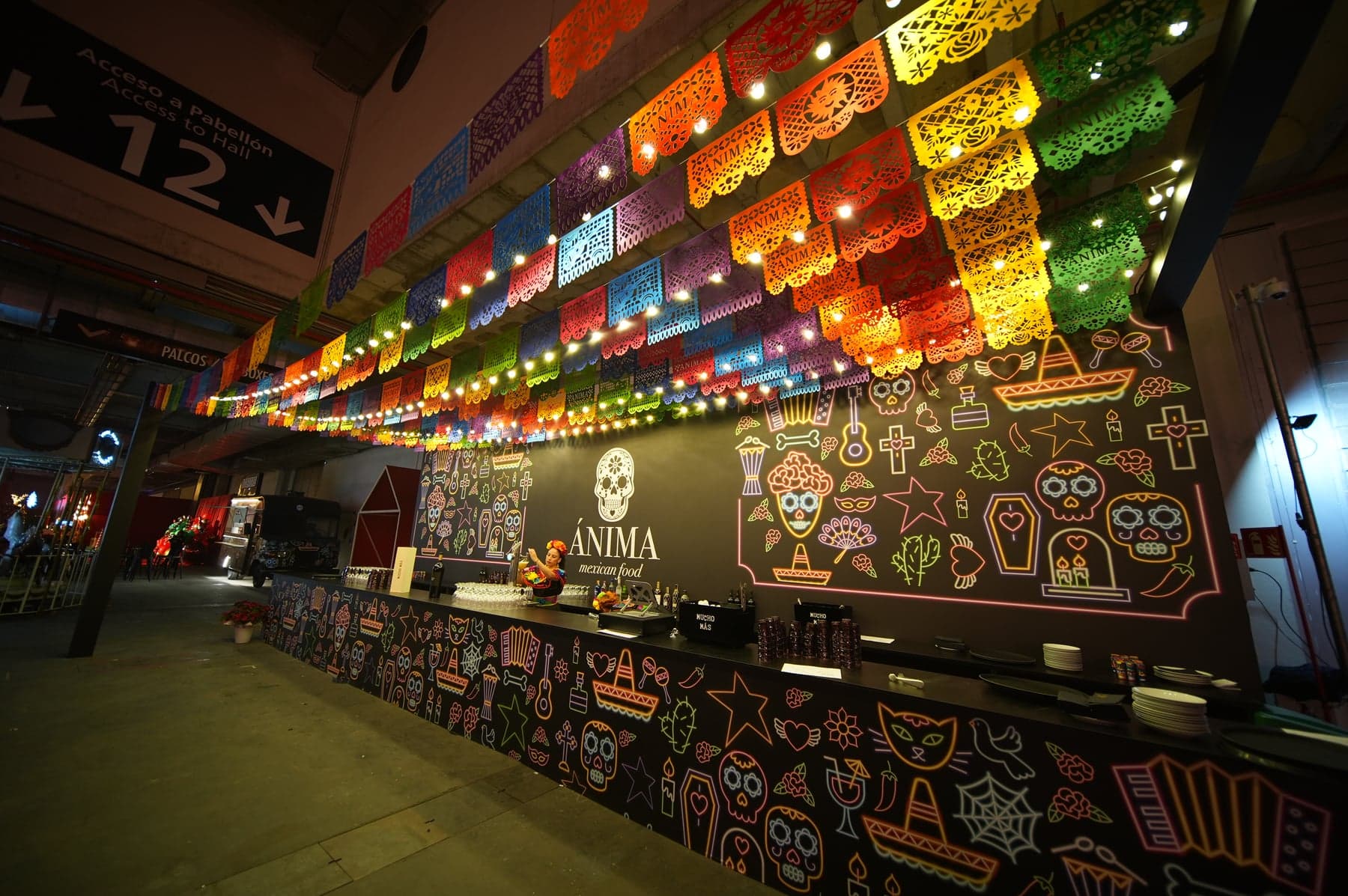 Fachada de Ánima con papel picado