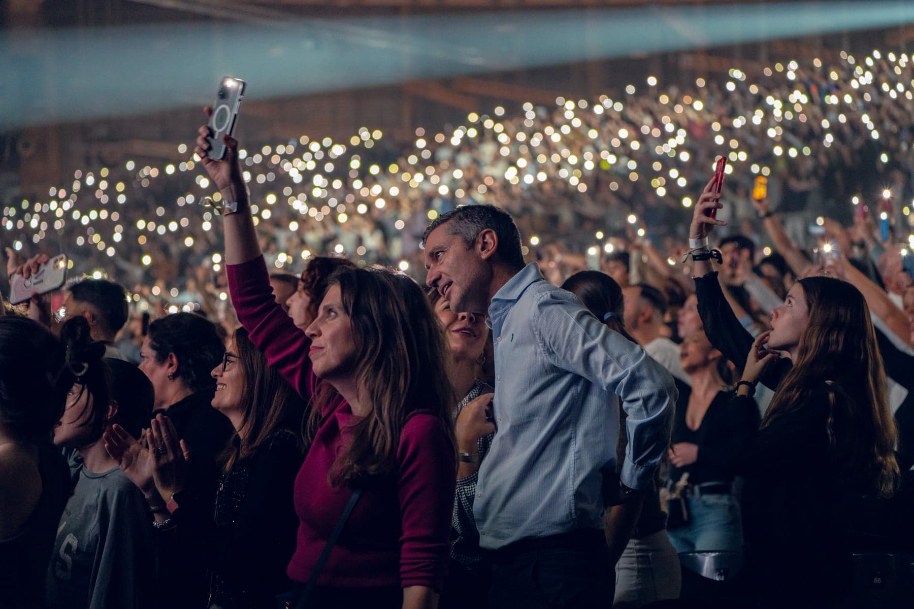 El público ilumina el auditorio con sus móviles