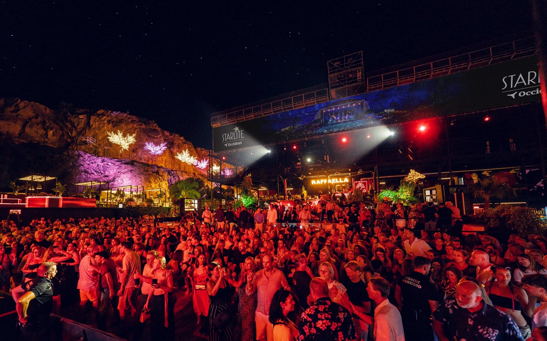 La pista del club al caer la noche
