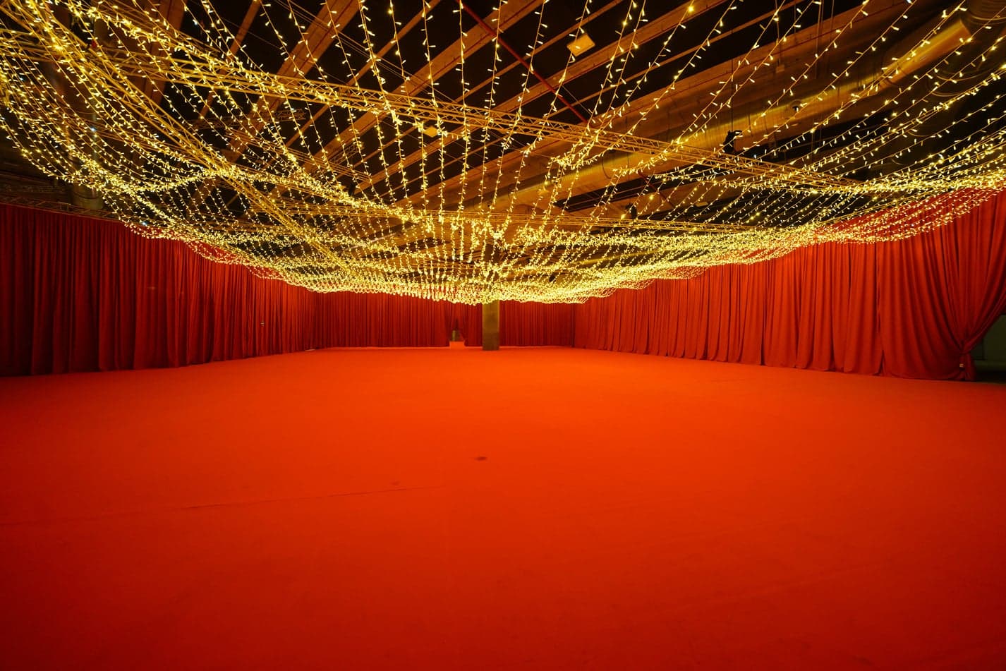 Salón preparado para una cena de gala