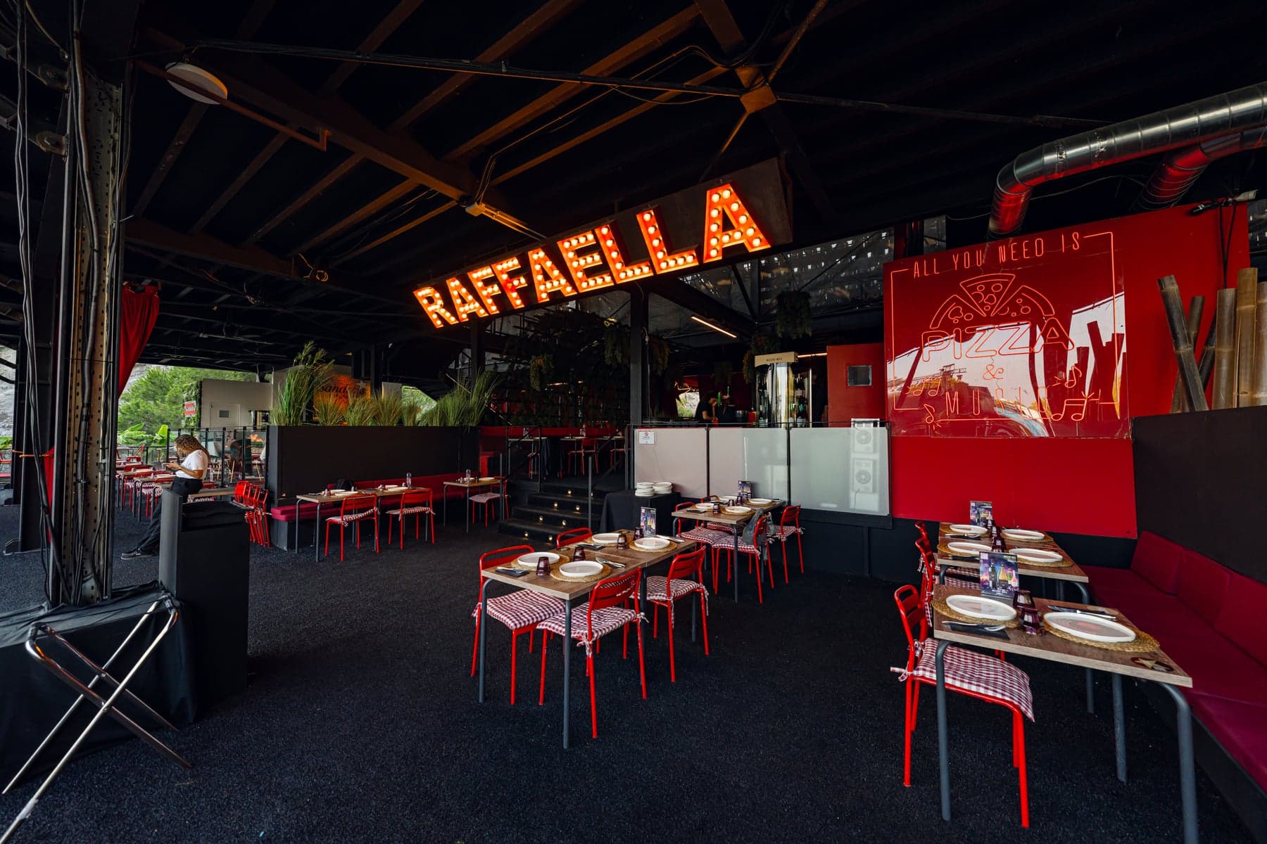 Luminoso de Raffaella — all you need is pizza & music
