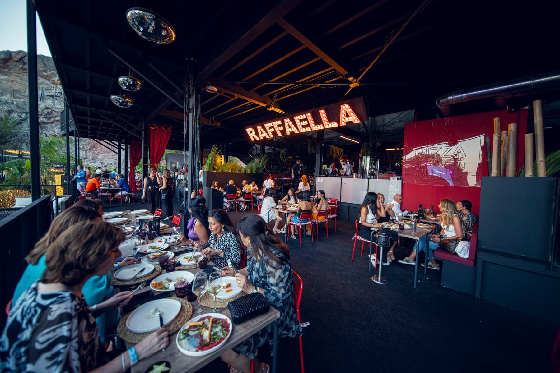 Sala de Raffaella en una noche de festival