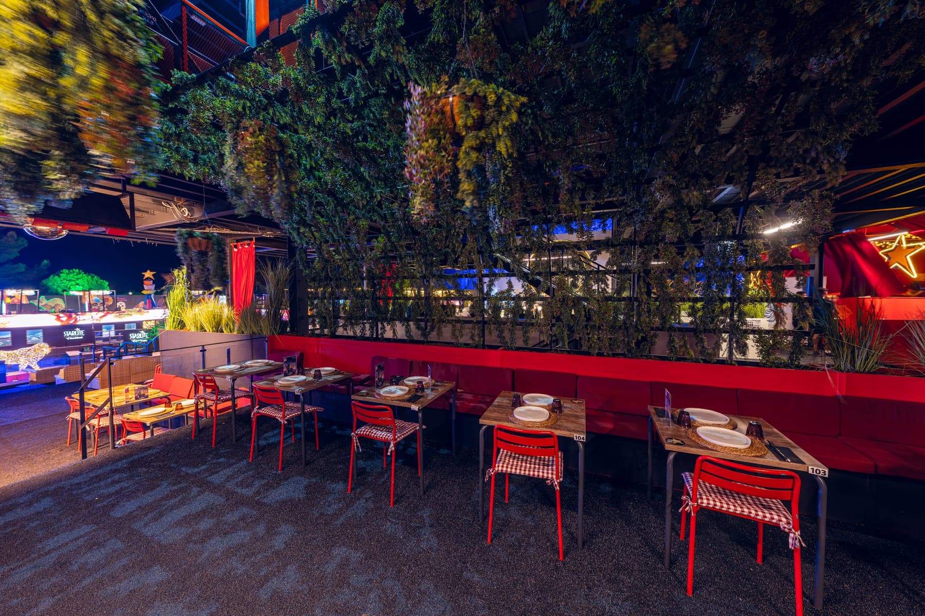 Terraza de Raffaella bajo la vegetación