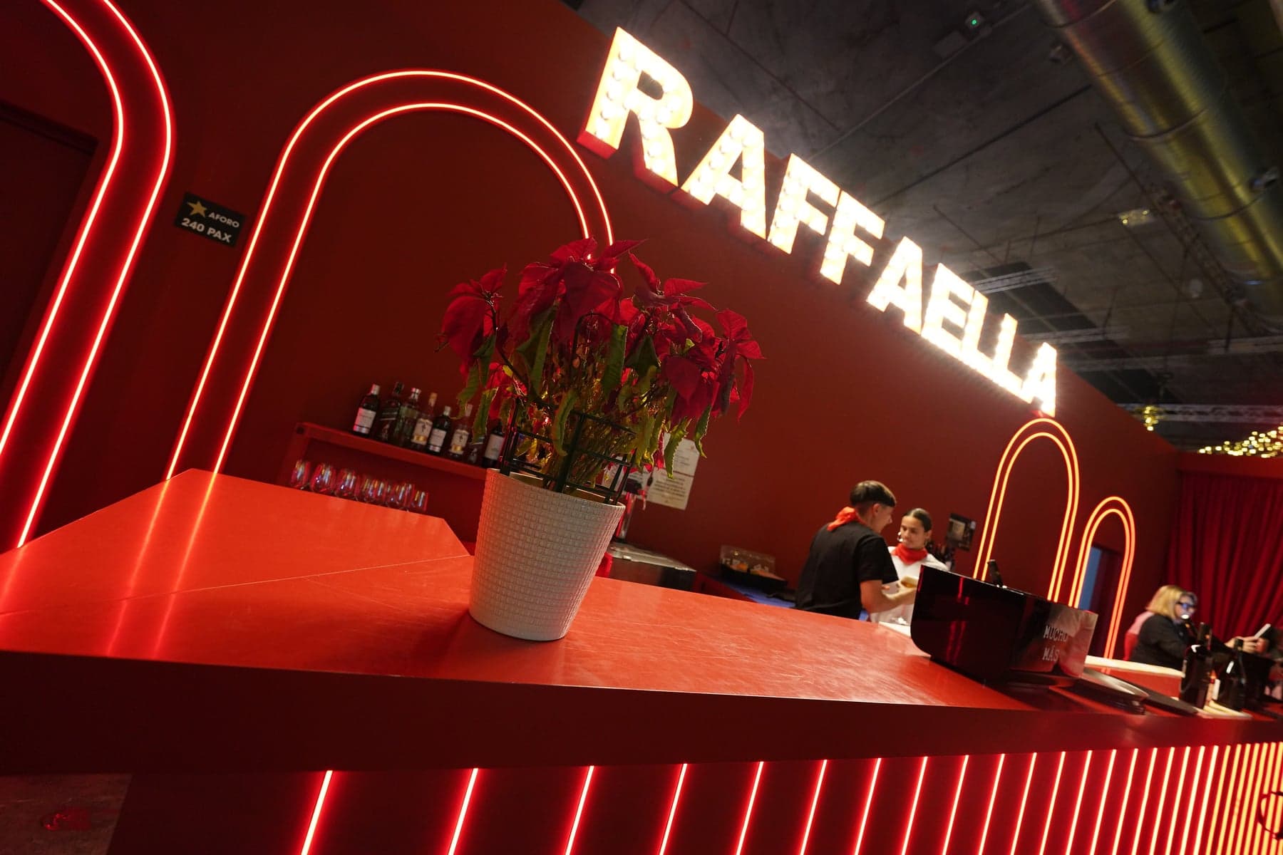 Luminoso de Raffaella sobre la barra