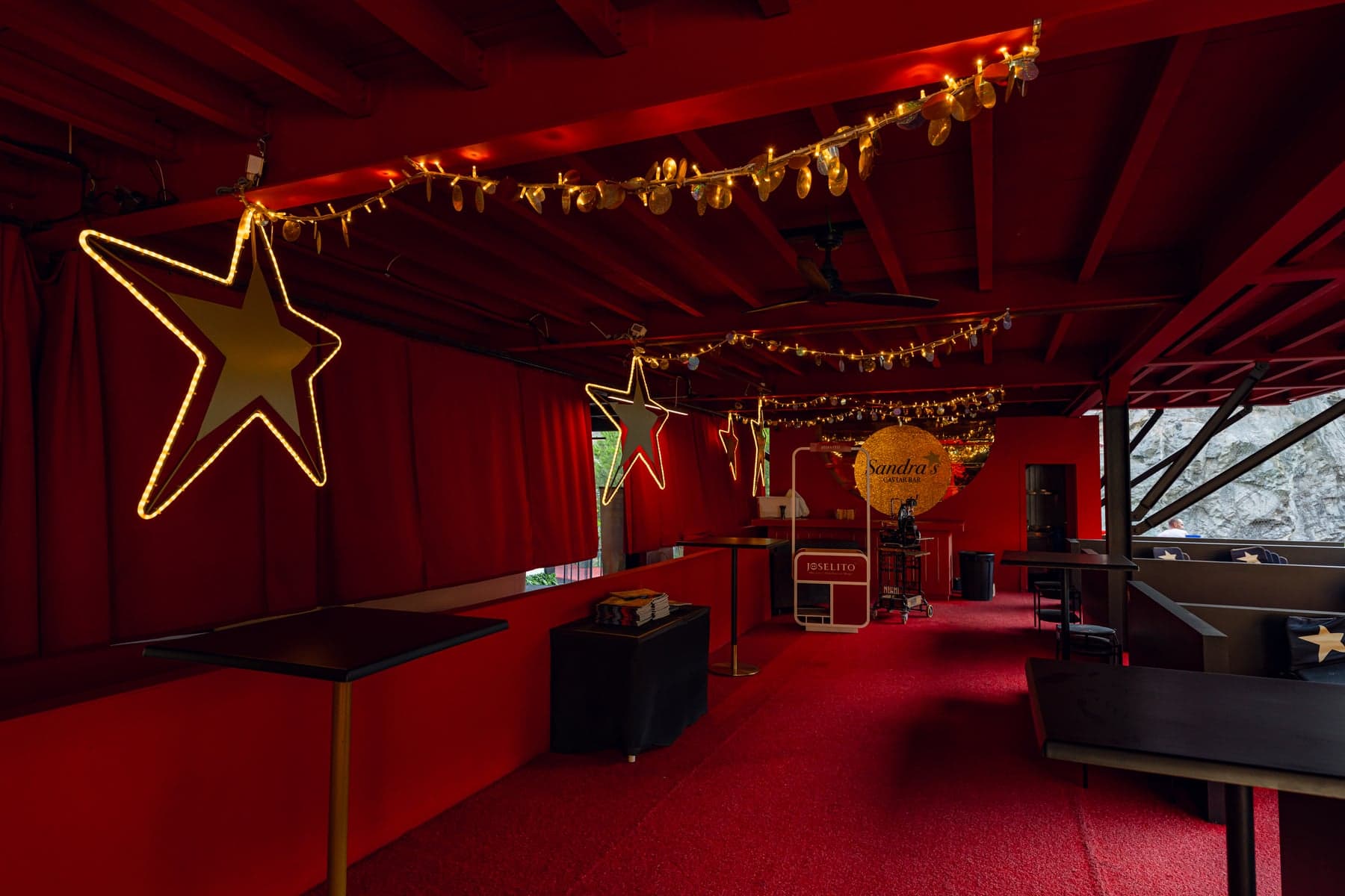 Sala roja de Sandra's Bar con sus estrellas iluminadas