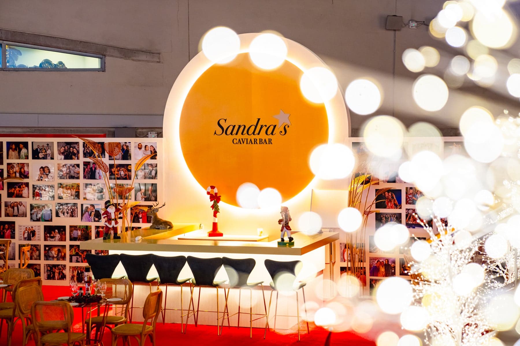 Logo de Sandra's Caviar Bar entre luces