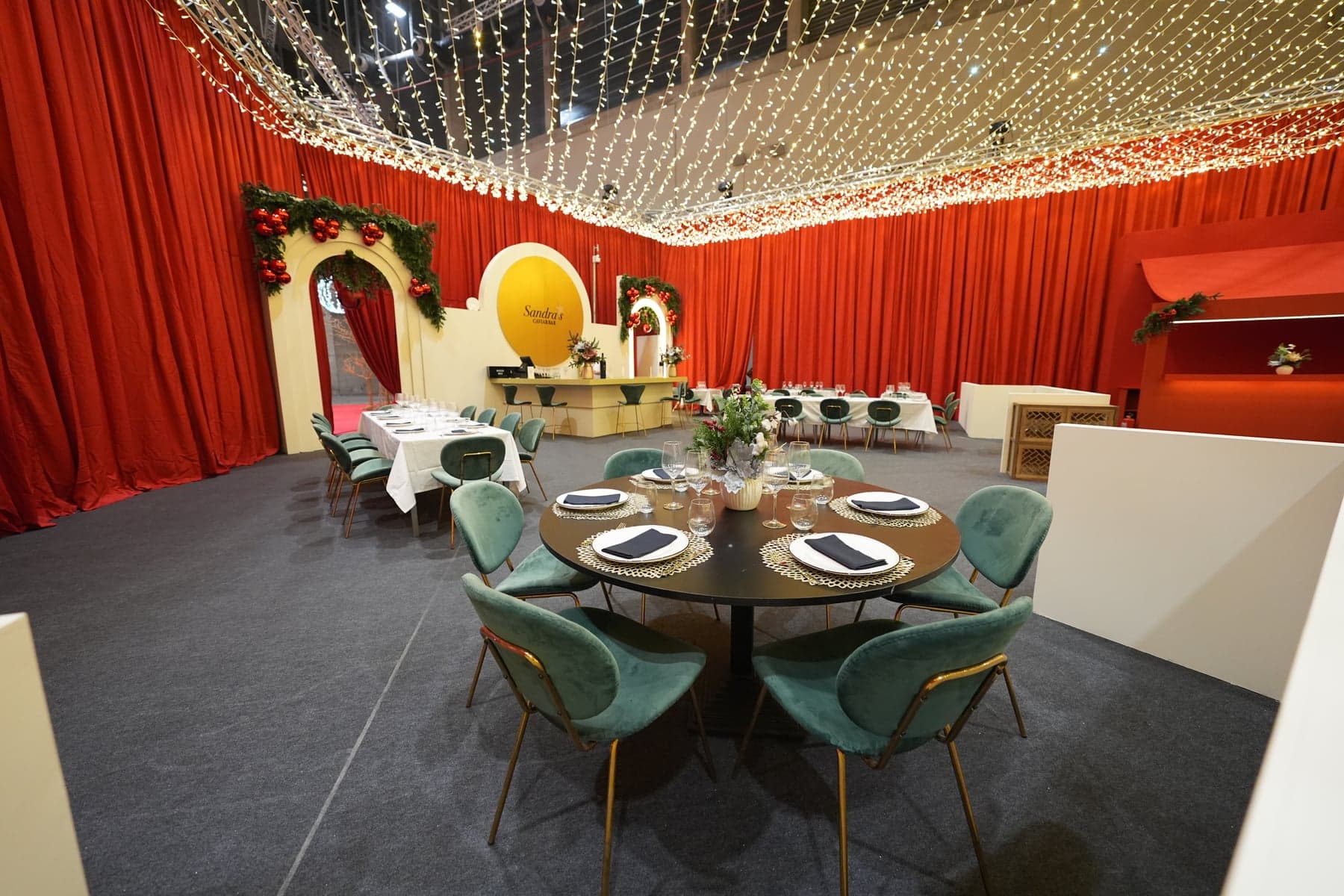 Sala de Sandra's con sus cortinas rojas