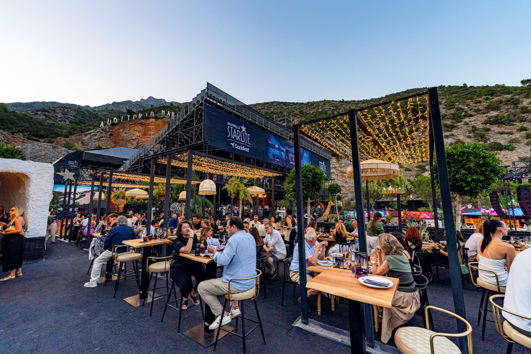 Terraza de Temazo junto al escenario